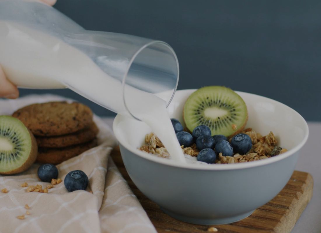 ovsena kaša sa kivijem, borovnicama i mlekom