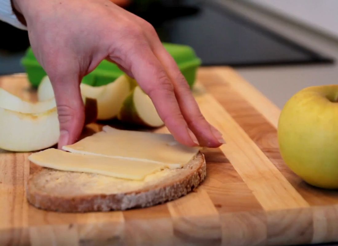 osoba pravi zdrav sendvič detetu za užinu