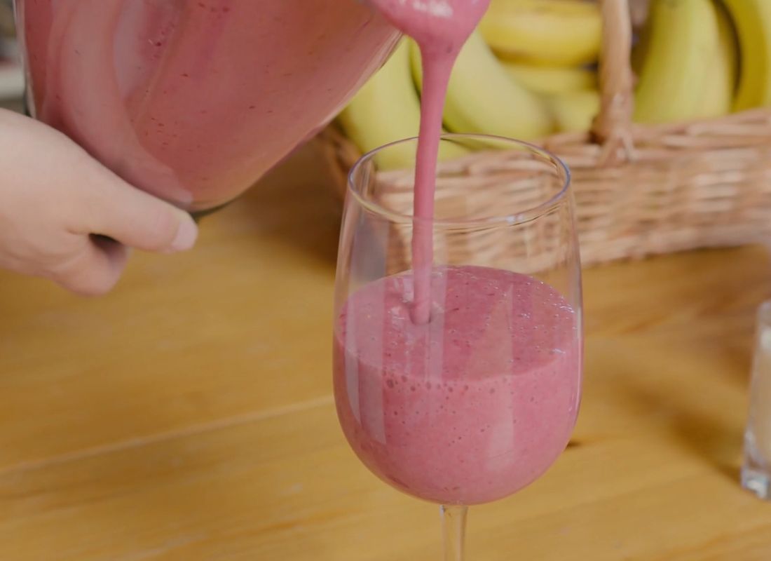 osoba sipa voćni smuti u času