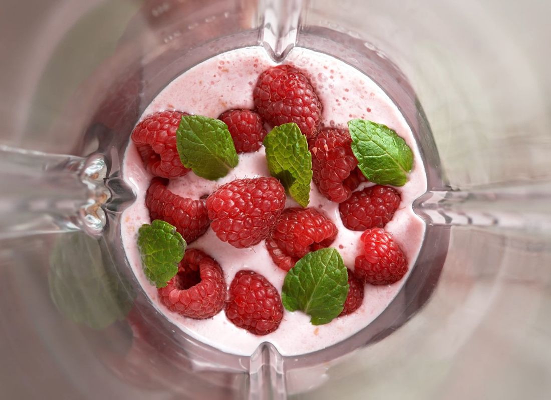 prikaz malina jogurta i nane u blenderu spremne za spremanje smutija