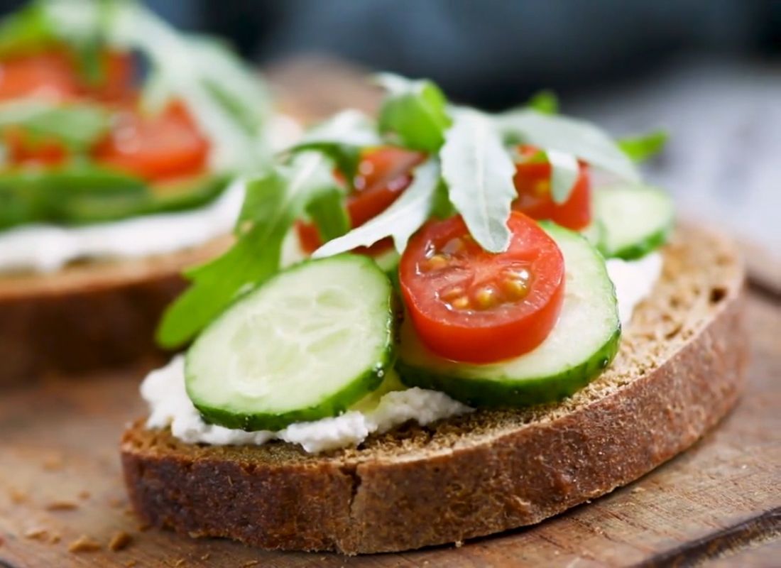prikaz zdravog sendviča sa mladim sirom, paradajzom i krastavcem